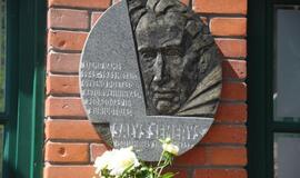 Atidengtas bareljefas Saliui Šemeriui atminti