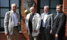 Atidengtas bareljefas Saliui Šemeriui atminti