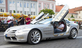 Prabangių automobilių savininkai mano turį daugiau teisių kelyje?