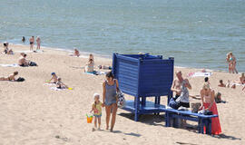 Vyrų pliažo lankytojai rengtis nori pasislėpę