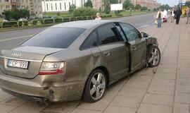 Po susidūrimo sankryžoje "Audi A6" - ant šaligatvio