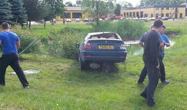 Kretingoje - BMW skrydis ties tvenkiniu