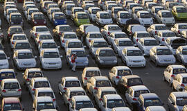 Specialistas atsakė, kodėl žmonės labiau perka nekilnojamąjį turtą, bet ne automobilius