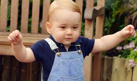 Netrukus pirmąjį gimtadienį švęsiantis princas Džordžas tvirtai stovi ant kojų