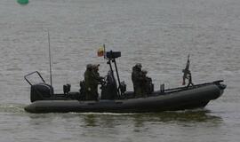 Prezidentė JAV karo laive "USS Oscar Austin"