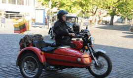 Asociacijos "Seni kibirai" automobiliai Teatro aikštėje