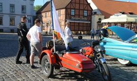 Asociacijos "Seni kibirai" automobiliai Teatro aikštėje
