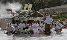 Latvijoje vyko tradicinė iš tuščių pieno pakelių pagamintų plaustų regata