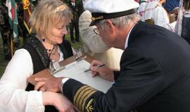 Baltijos kelio žymuo pašventintas lietumi