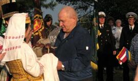 Baltijos kelio žymuo pašventintas lietumi