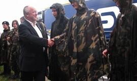 Baltijos kelio žymuo pašventintas lietumi