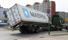 Pavojingai pasviro jūrinis konteineris