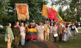 Baltijos kelio žymuo pašventintas lietumi