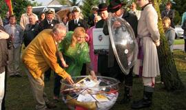 Baltijos kelio žymuo pašventintas lietumi