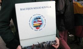 Baltijos kelio žymuo pašventintas lietumi