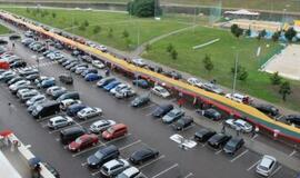 Rekordinę Vienybės vėliavą siuvo 160 savanorių