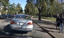 "Pagauk gaidelį": panelės svarbiau už saugų vairavimą