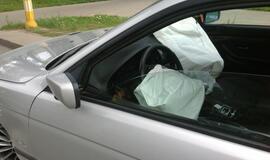 Keitė važiavimo kryptį, nepastebėjo „BMW“