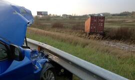 Girtas vairuotojas nuo kelio nubloškė vilkiką