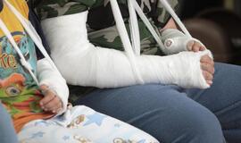 Gydytojas: sena trauma gali skausmo aidu atsiliepti, bet šlapimo kompresas nepagelbės