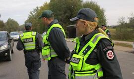 Kelių policininkai bėglius vaikėsi ir pievose