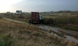 Girtas vairuotojas nuo kelio nubloškė vilkiką