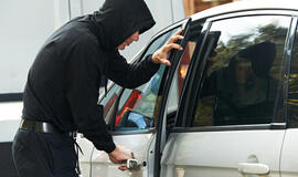 Prie prekybos centro Vilniuje sumuštas jaunuolis, pagrobtas jo automobilis