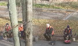 "Darbo dieną praleidžia ant suoliuko"