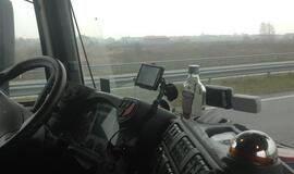 Girtas kaip maišas latvis vairavo vilkiką