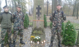 Jaunieji šauliai uždegė žvakutes  žuvusiems kariams
