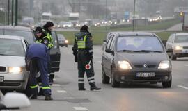 Policija tikrina automobilių padangas