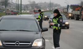 Policija tikrina automobilių padangas