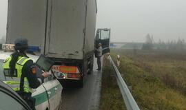 Girtas kaip maišas latvis vairavo vilkiką