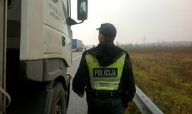 Girtas kaip maišas latvis vairavo vilkiką