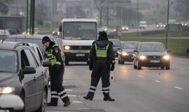 Policija tikrina automobilių padangas