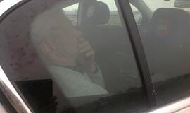 Girtas kaip maišas latvis vairavo vilkiką