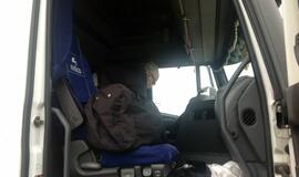 Girtas kaip maišas latvis vairavo vilkiką