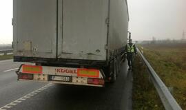 Girtas kaip maišas latvis vairavo vilkiką