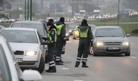 Policija tikrina automobilių padangas