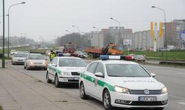 Policija tikrina automobilių padangas
