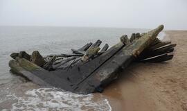 Melnragėje jūra išplovė senovinio laivo liekanas