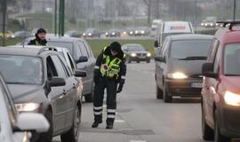 Policija tikrina automobilių padangas