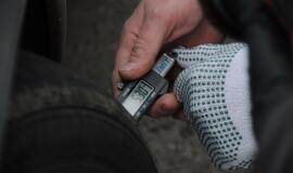 Policija tikrina automobilių padangas