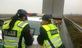 Girtas kaip maišas latvis vairavo vilkiką