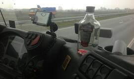 Girtas kaip maišas latvis vairavo vilkiką