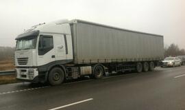 Girtas kaip maišas latvis vairavo vilkiką