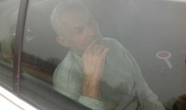 Girtas kaip maišas latvis vairavo vilkiką