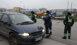 Policija tikrina automobilių padangas