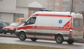 Po avarijos besigelbėjantį jaunuolį prispaudė elektros stulpas