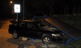 Plikledis: „Opel“ sudaužė stotelės paviljoną